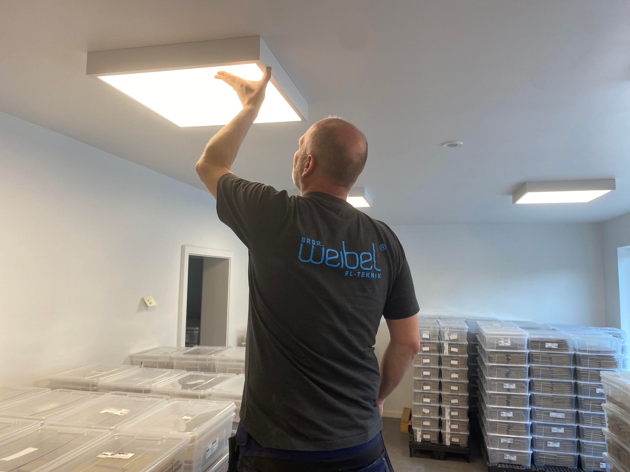 Ken fra Brdr. Weibel i gang med at installere ny belysning i butikken