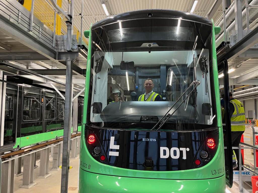 Dan Weibel og Borgmester Trine Græse i de nye letbanetog