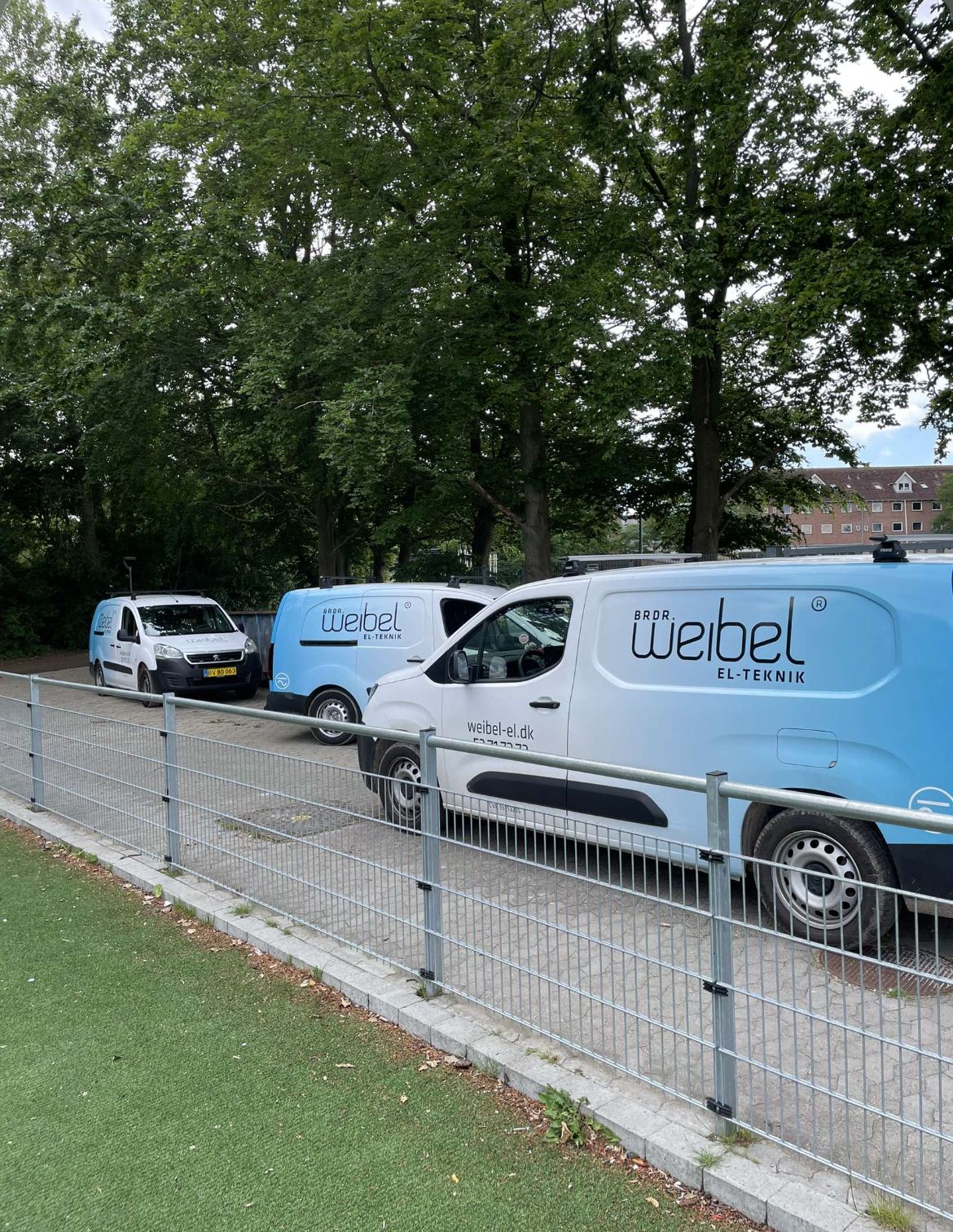 438137475_779326787691380_1886880328824779016_n Brdr Weibel. klar til installation af lamperne