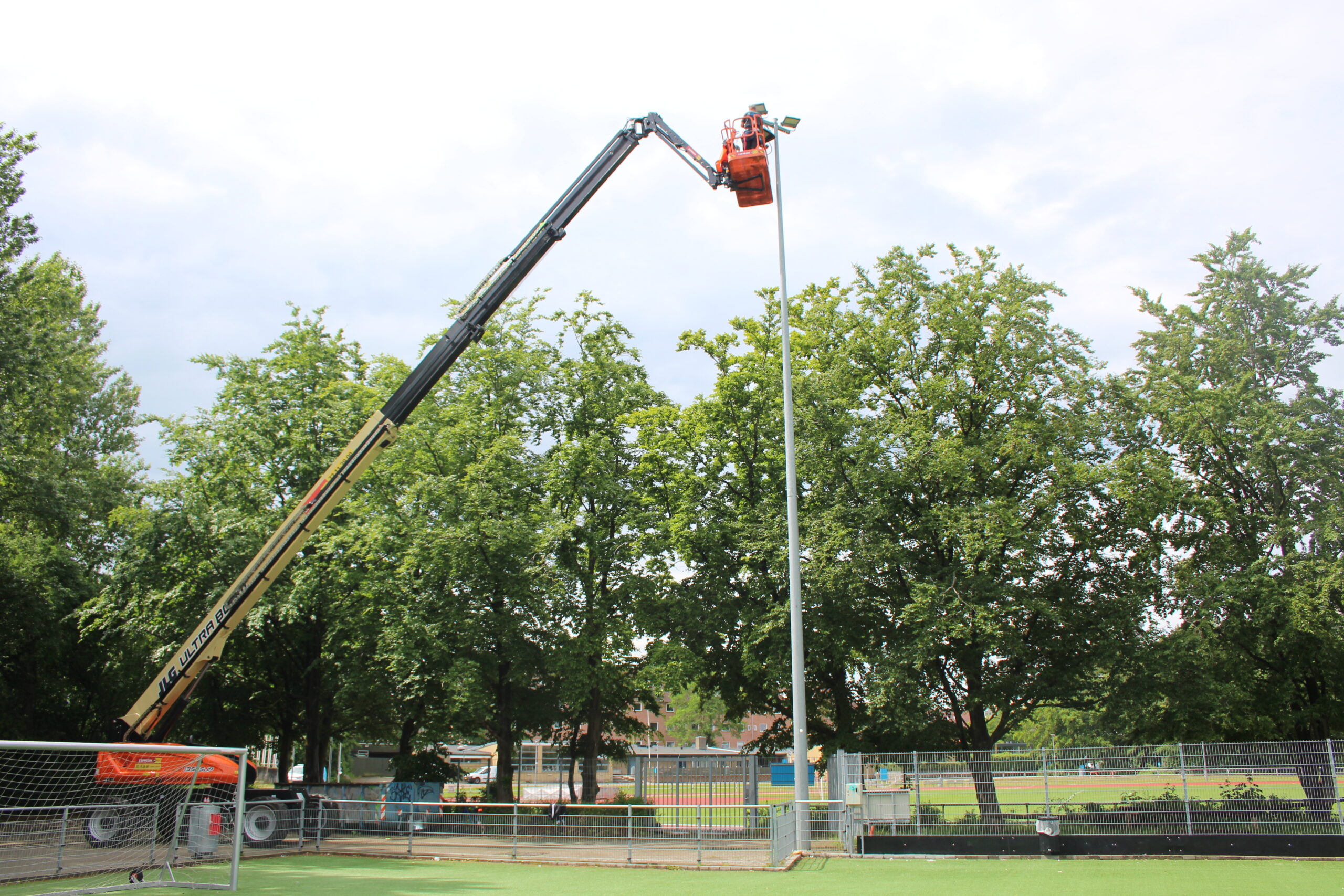 installation af nye lamper på Bagsværd stadion
